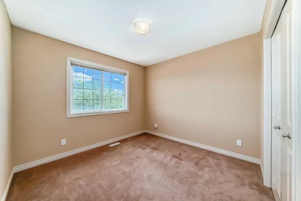22 Everhollow Rise SW Calgary AB T2Y 5H2
