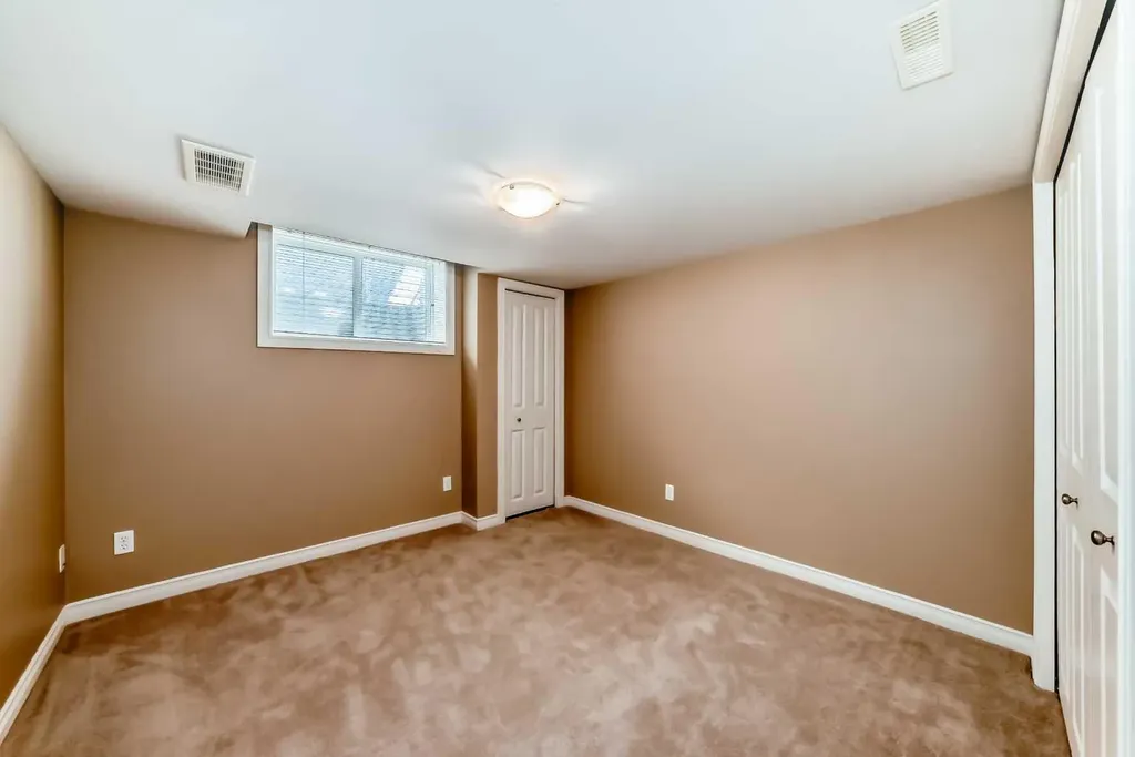 22 Everhollow Rise SW Calgary AB T2Y 5H2