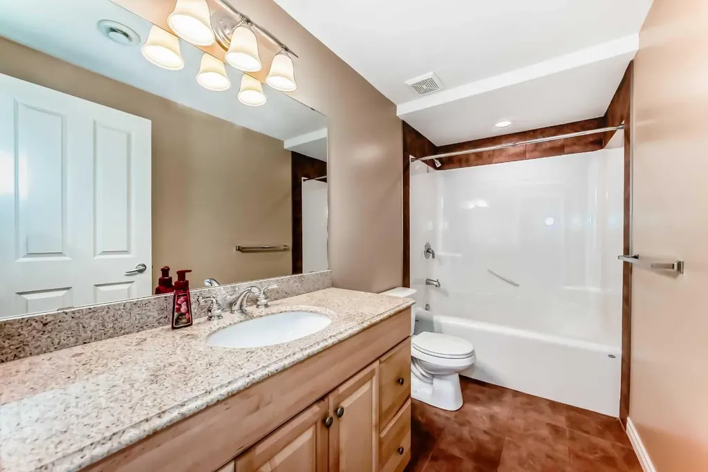22 Everhollow Rise SW Calgary AB T2Y 5H2
