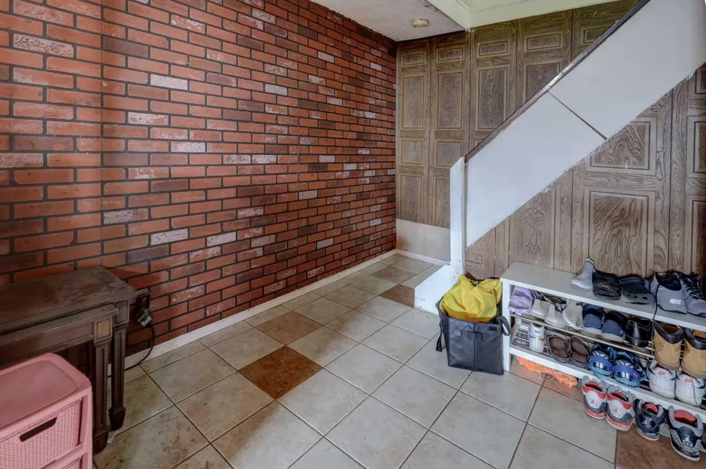 3403 42 Street NE Calgary AB T1Y 4K1