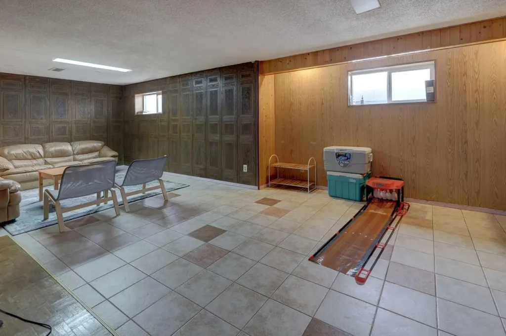 3403 42 Street NE Calgary AB T1Y 4K1