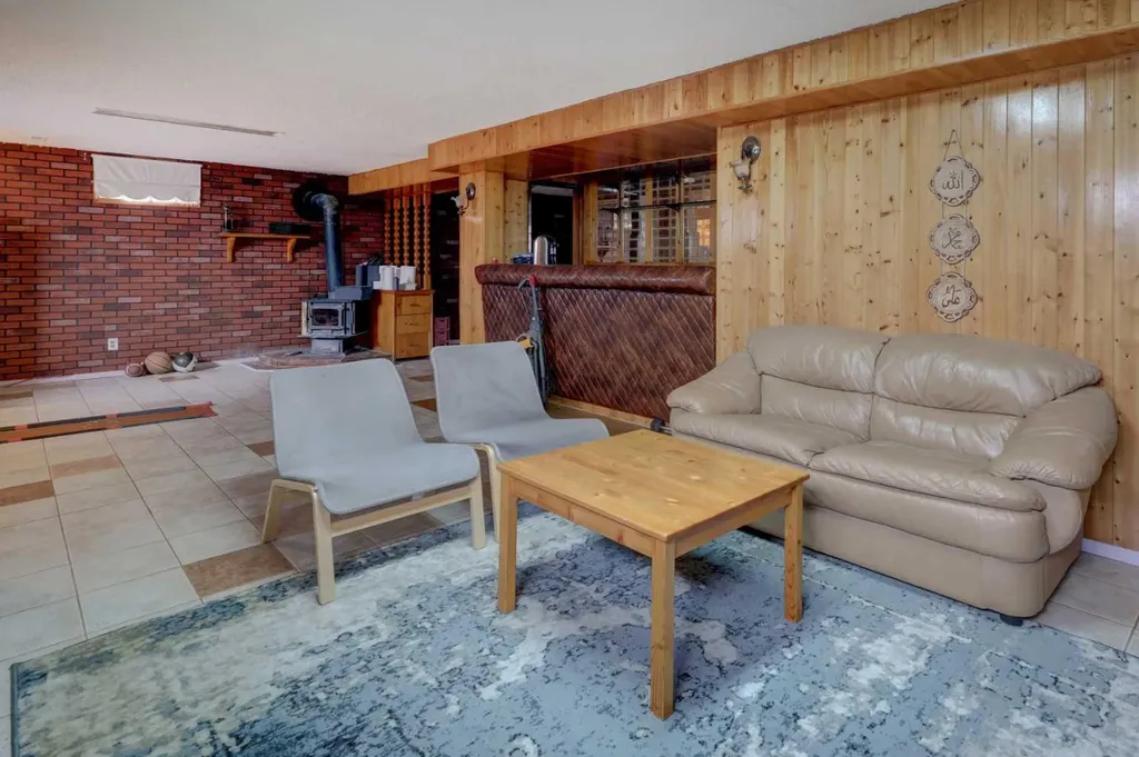3403 42 Street NE Calgary AB T1Y 4K1