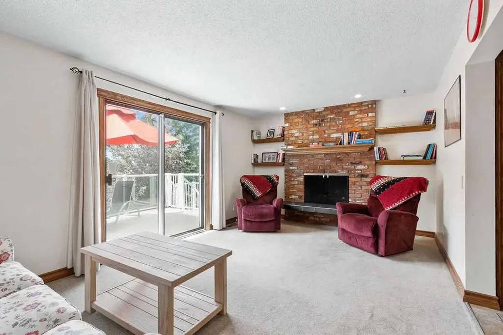 652 Dalmeny Hill NW Calgary AB T3A 1T6