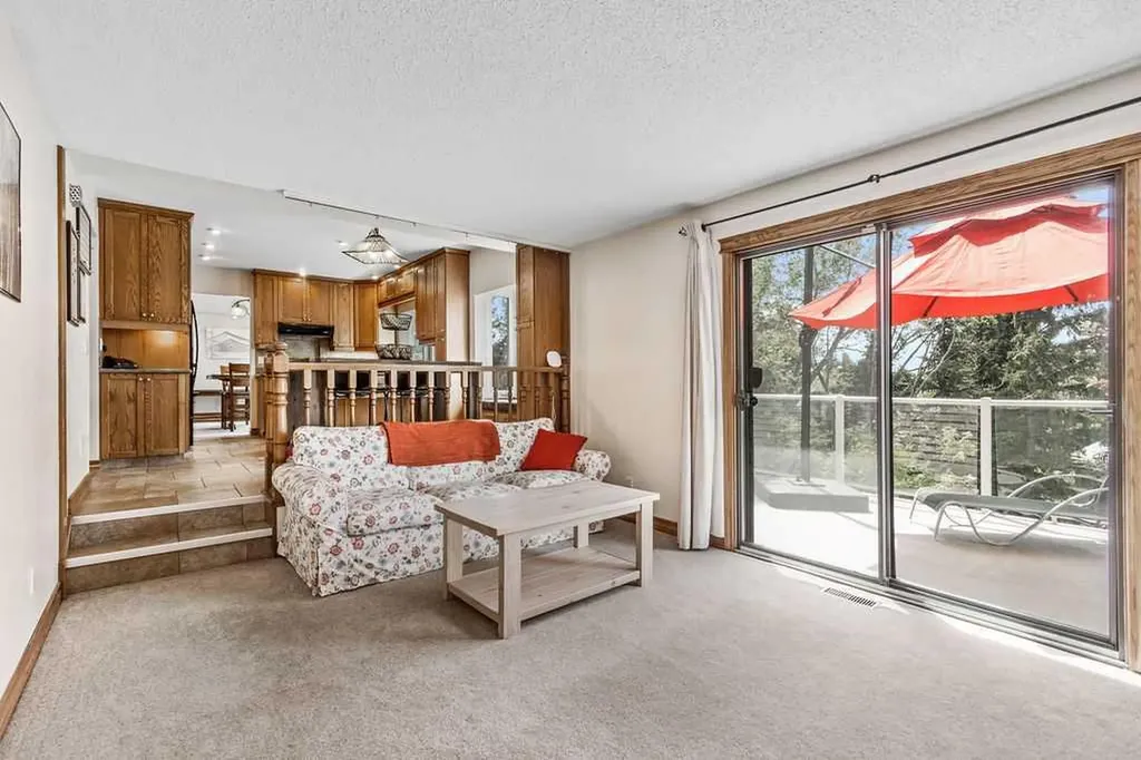 652 Dalmeny Hill NW Calgary AB T3A 1T6