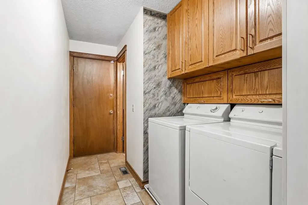 652 Dalmeny Hill NW Calgary AB T3A 1T6