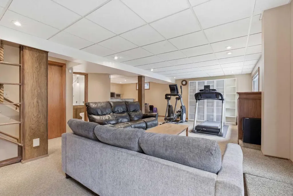 652 Dalmeny Hill NW Calgary AB T3A 1T6