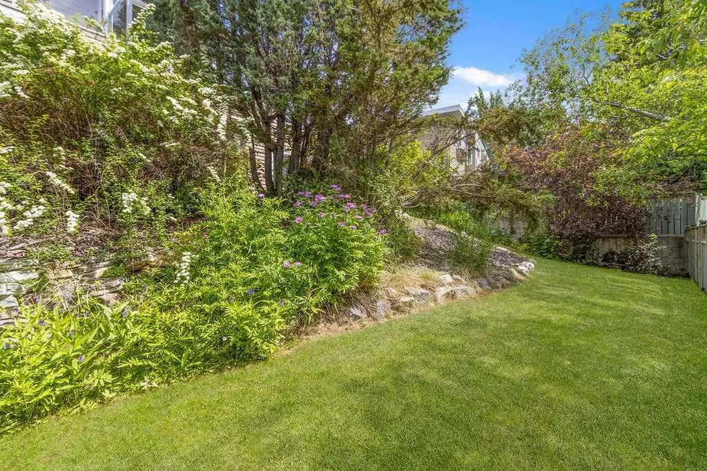 652 Dalmeny Hill NW Calgary AB T3A 1T6