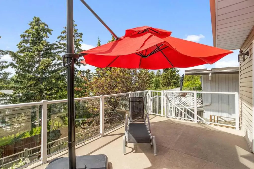 652 Dalmeny Hill NW Calgary AB T3A 1T6