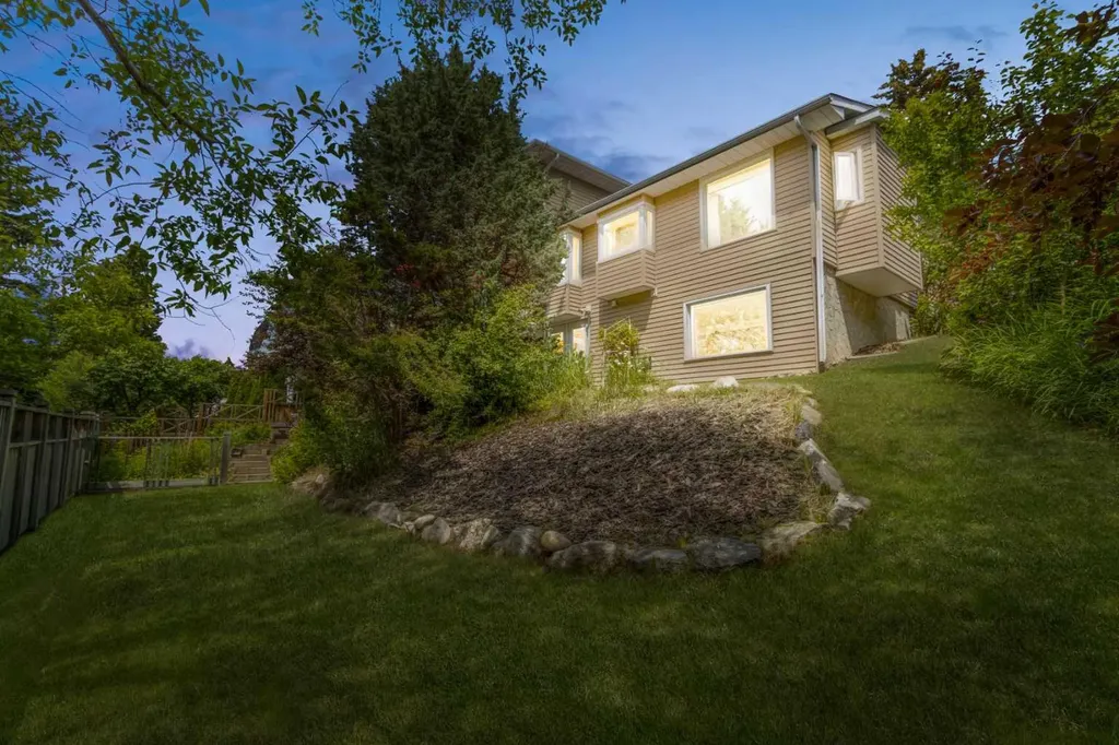 652 Dalmeny Hill NW Calgary AB T3A 1T6