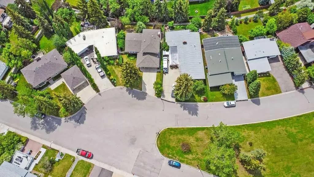 652 Dalmeny Hill NW Calgary AB T3A 1T6
