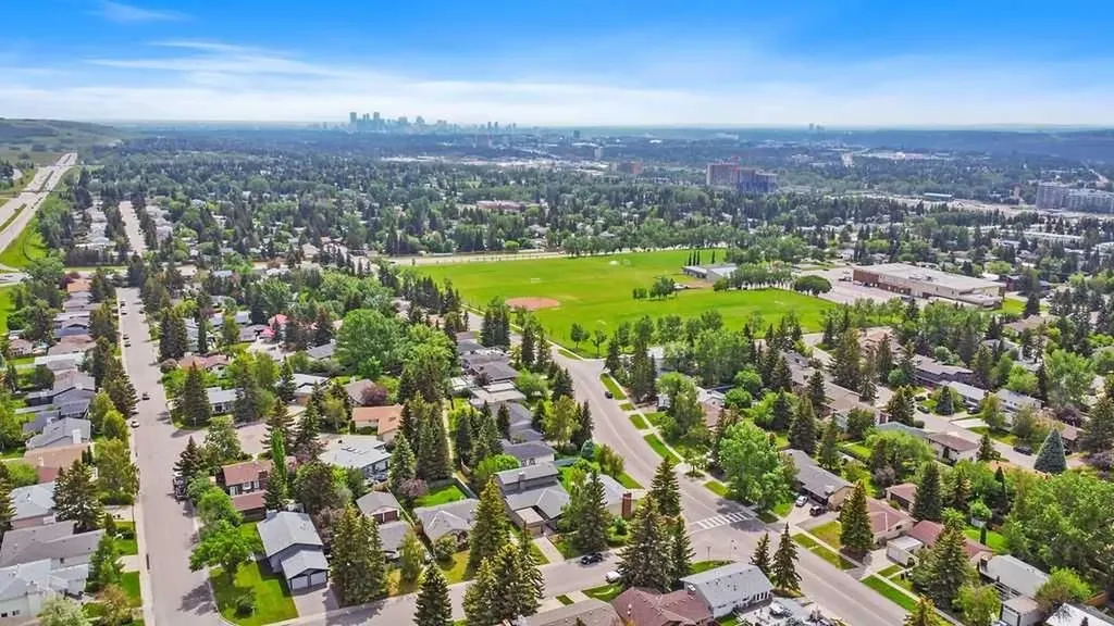 652 Dalmeny Hill NW Calgary AB T3A 1T6