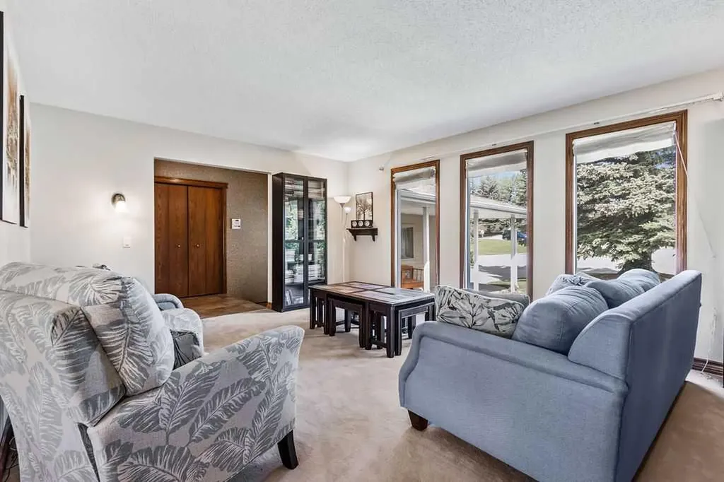 652 Dalmeny Hill NW Calgary AB T3A 1T6