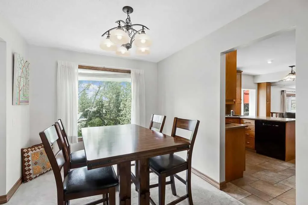 652 Dalmeny Hill NW Calgary AB T3A 1T6