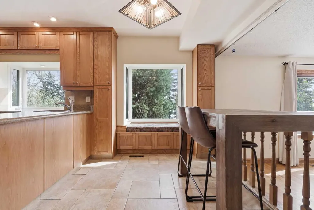 652 Dalmeny Hill NW Calgary AB T3A 1T6