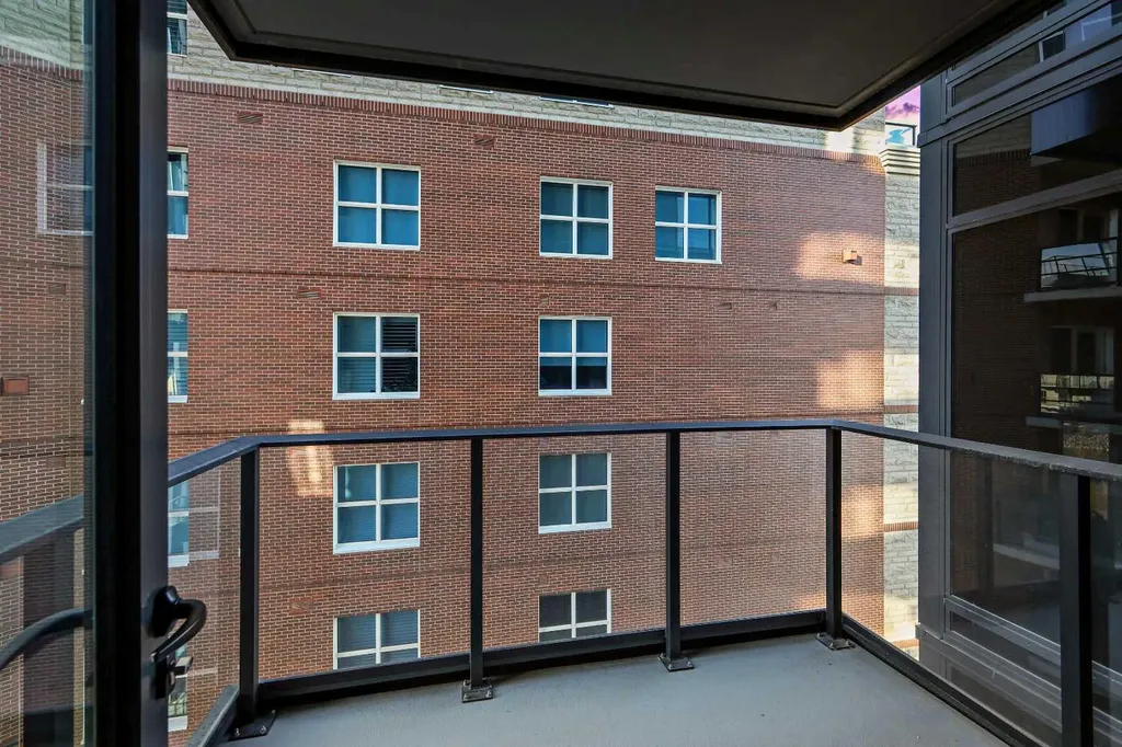 730 2 Avenue SW Calgary AB T2P 1R8