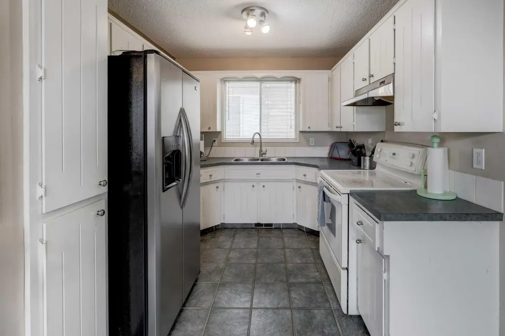 16 Martingrove Mews NE Calgary AB T3J2S9
