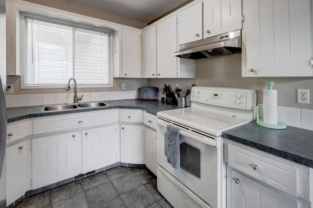 16 Martingrove Mews NE Calgary AB T3J2S9