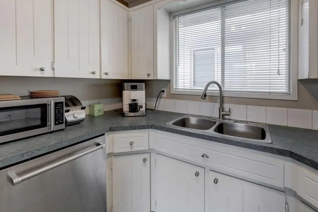 16 Martingrove Mews NE Calgary AB T3J2S9
