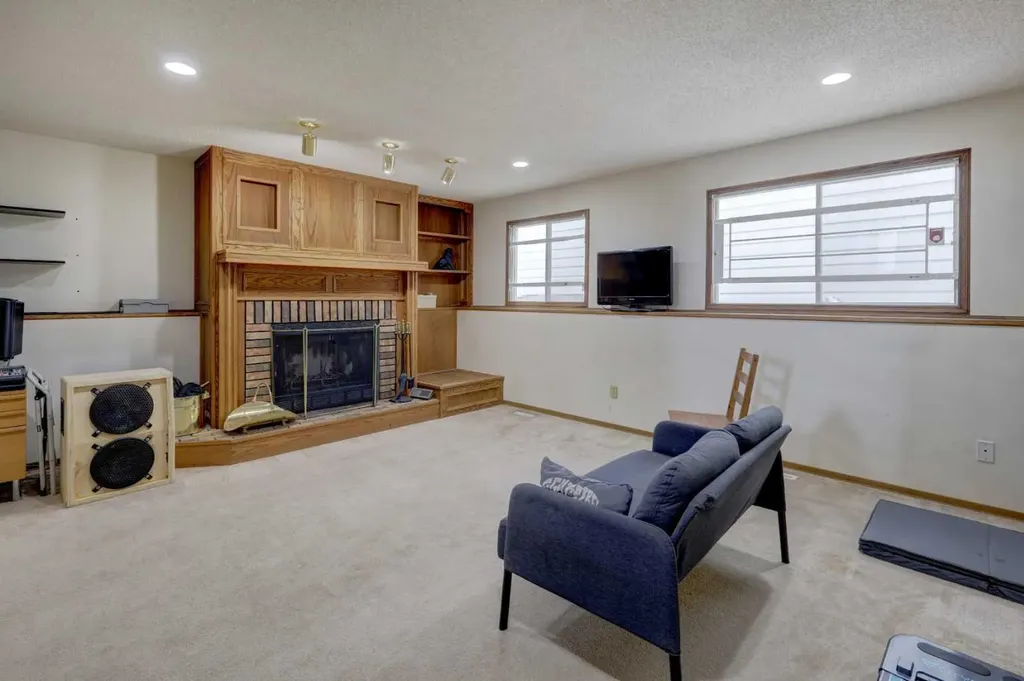 16 Martingrove Mews NE Calgary AB T3J2S9