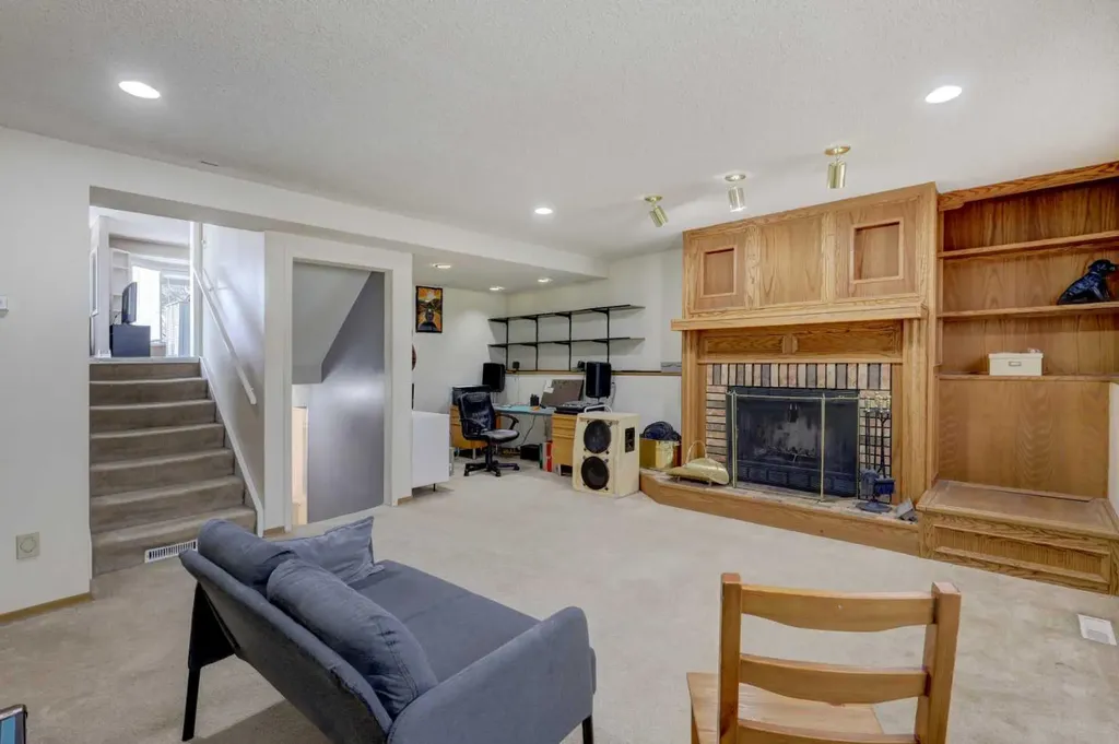 16 Martingrove Mews NE Calgary AB T3J2S9
