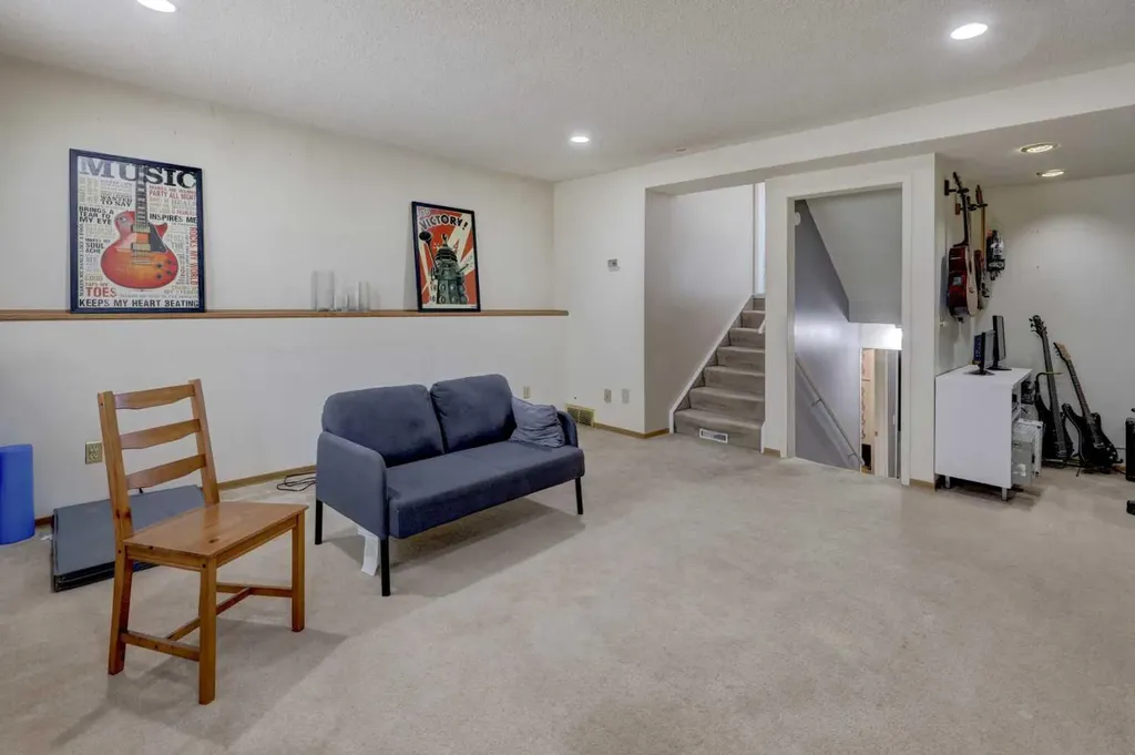 16 Martingrove Mews NE Calgary AB T3J2S9