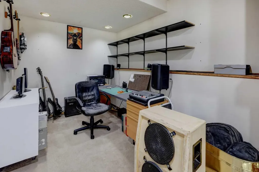 16 Martingrove Mews NE Calgary AB T3J2S9