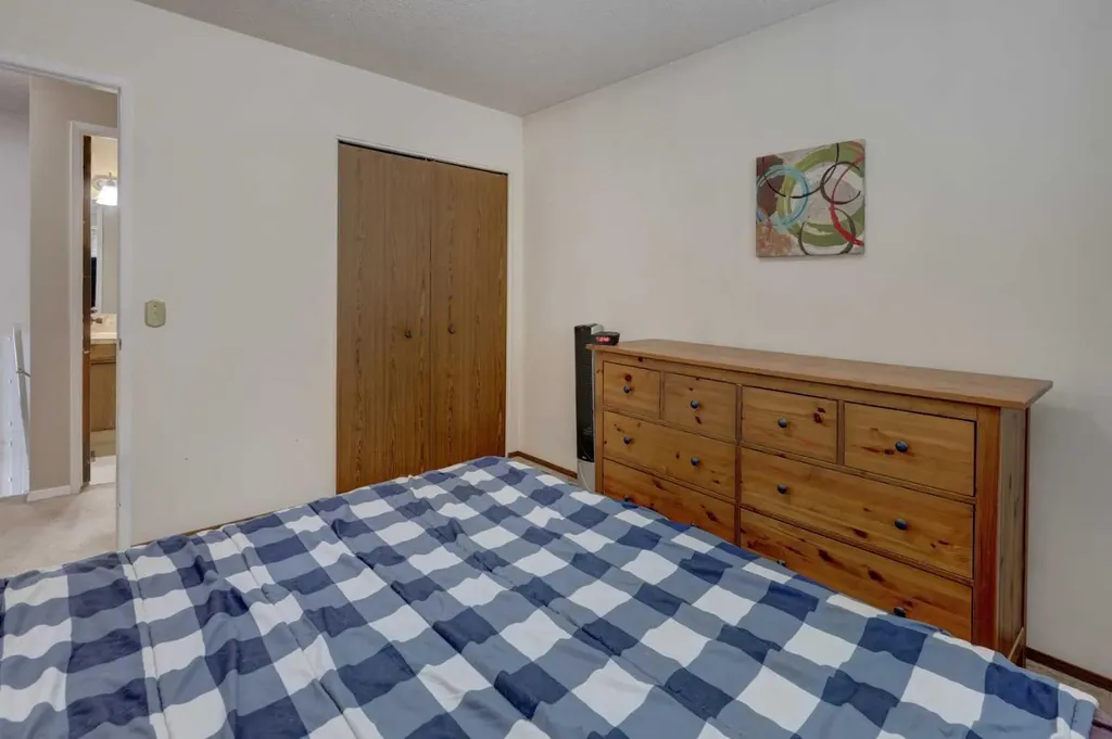 16 Martingrove Mews NE Calgary AB T3J2S9