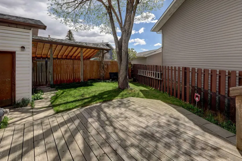 16 Martingrove Mews NE Calgary AB T3J2S9
