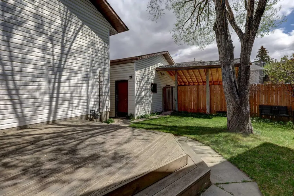 16 Martingrove Mews NE Calgary AB T3J2S9