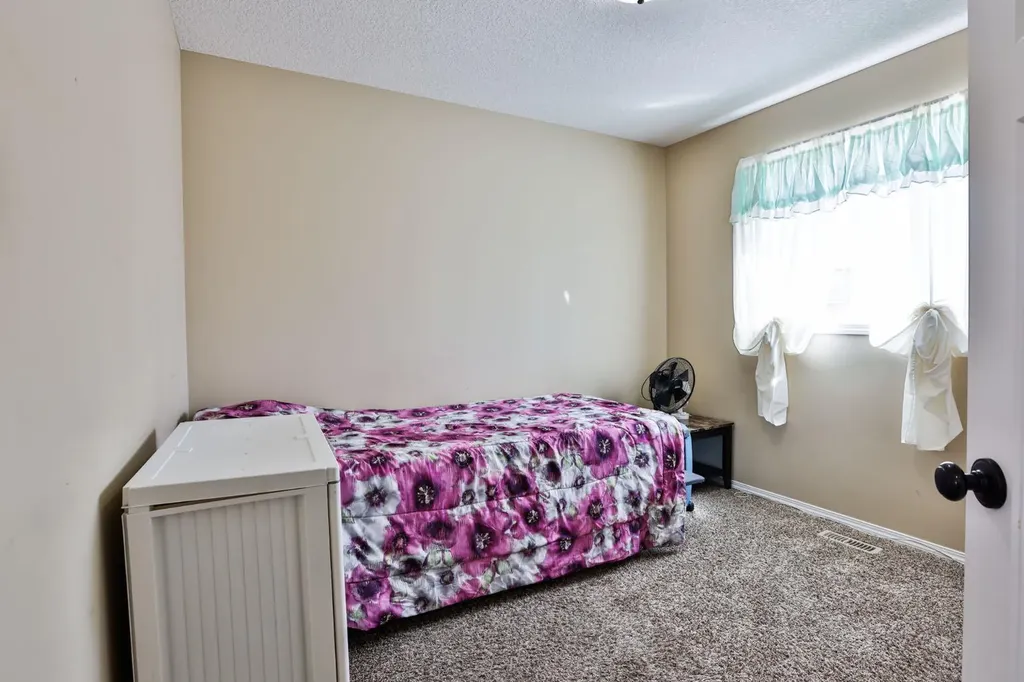 557 Mary Cameron Crescent N Lethbridge AB T1H6V6