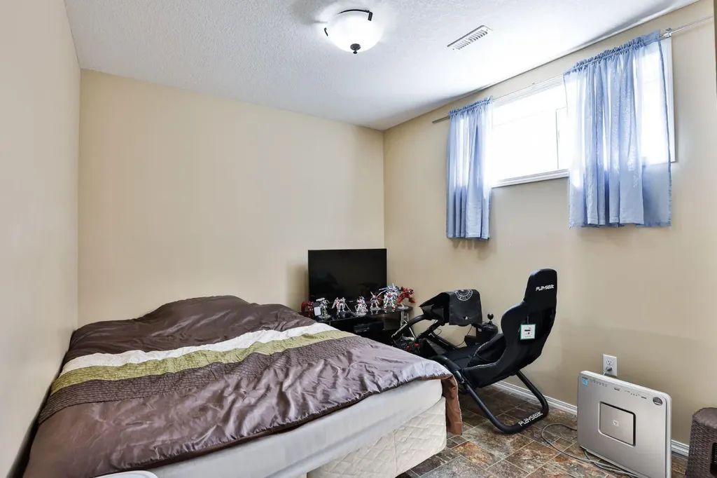557 Mary Cameron Crescent N Lethbridge AB T1H6V6