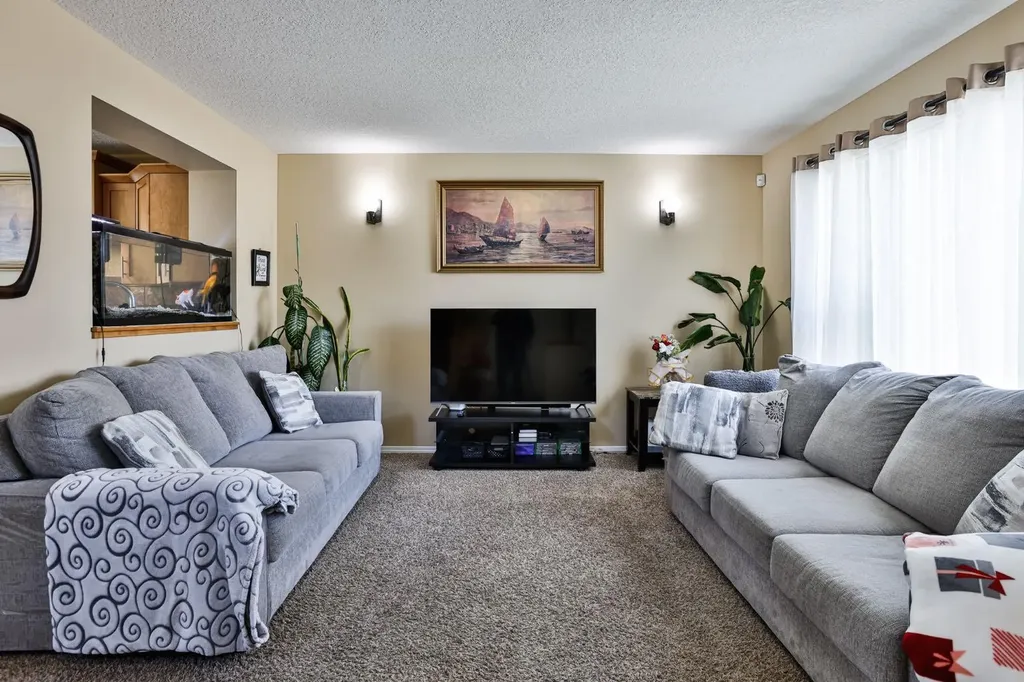 557 Mary Cameron Crescent N Lethbridge AB T1H6V6