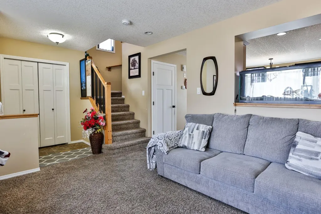 557 Mary Cameron Crescent N Lethbridge AB T1H6V6