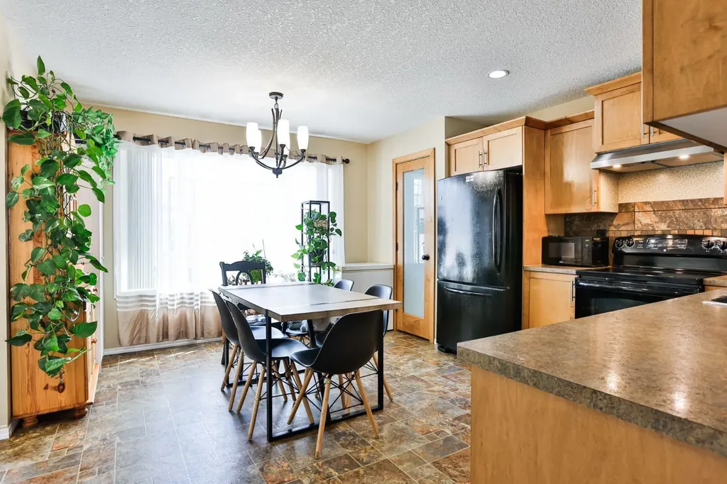 557 Mary Cameron Crescent N Lethbridge AB T1H6V6