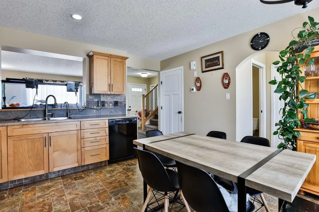 557 Mary Cameron Crescent N Lethbridge AB T1H6V6