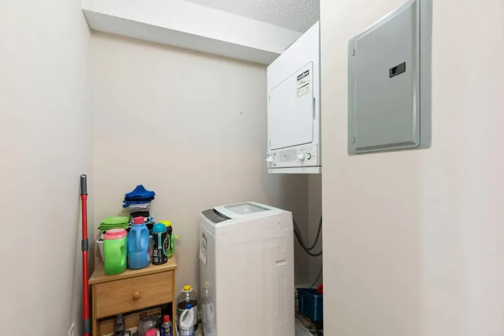 2371 Eversyde Avenue SW Calgary AB T2Y 5B8