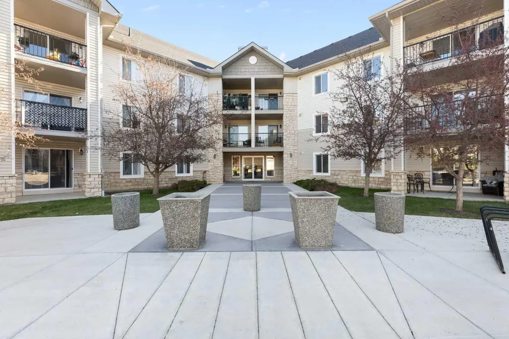 2371 Eversyde Avenue SW Calgary AB T2Y 5B8