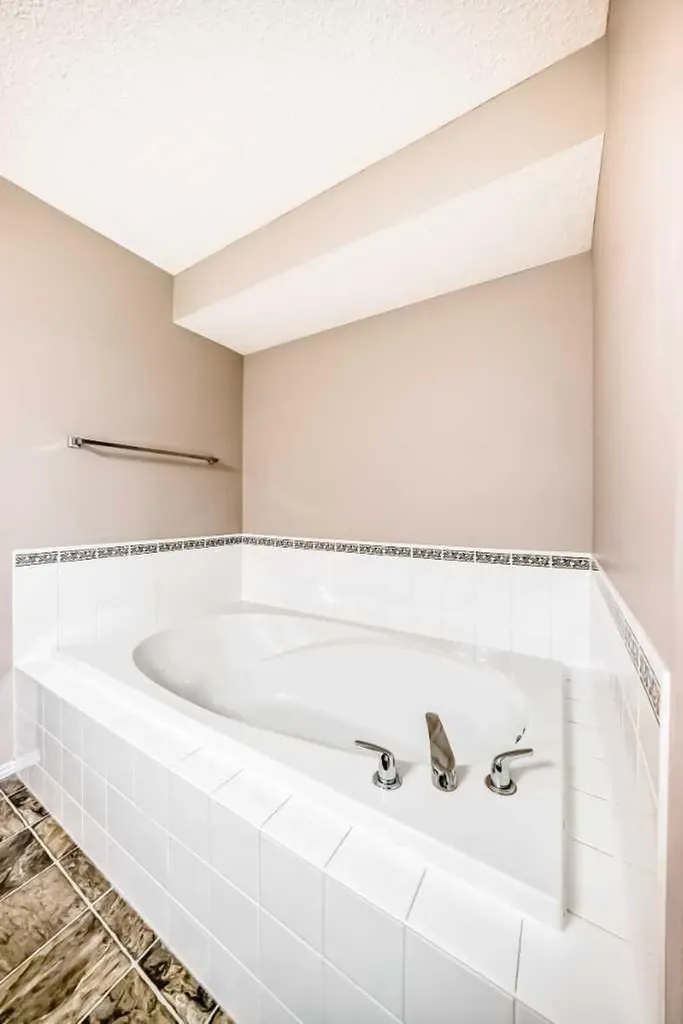 80 Eversyde Way SW Calgary AB T2Y4V5