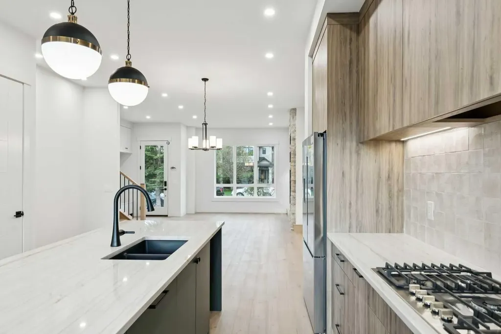 2622 30 Street SW Calgary AB T3E 2M2