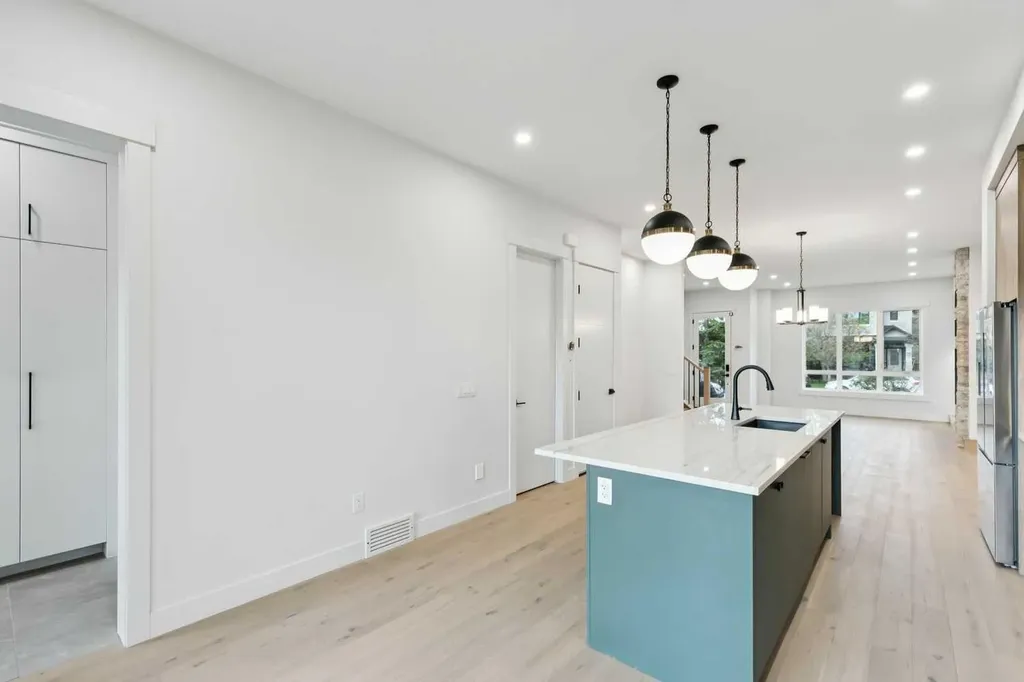 2622 30 Street SW Calgary AB T3E 2M2