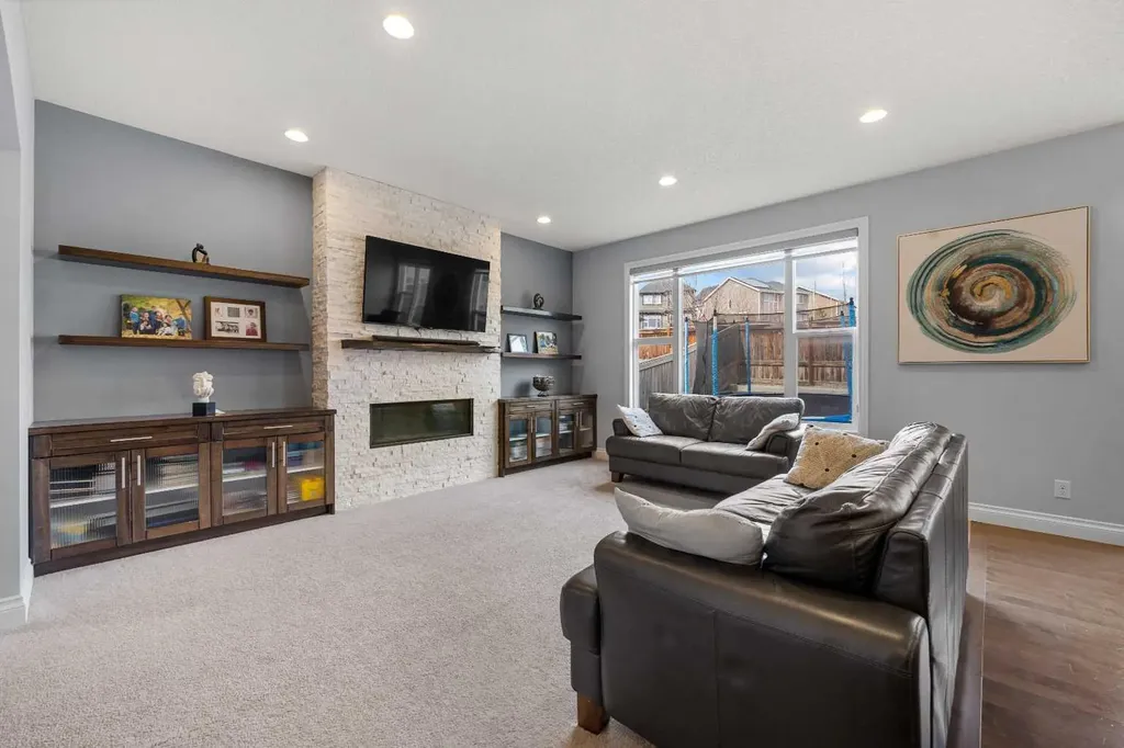 15 Sherwood Square NW Calgary AB T3R 0N7