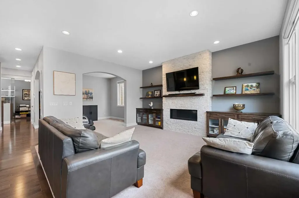 15 Sherwood Square NW Calgary AB T3R 0N7