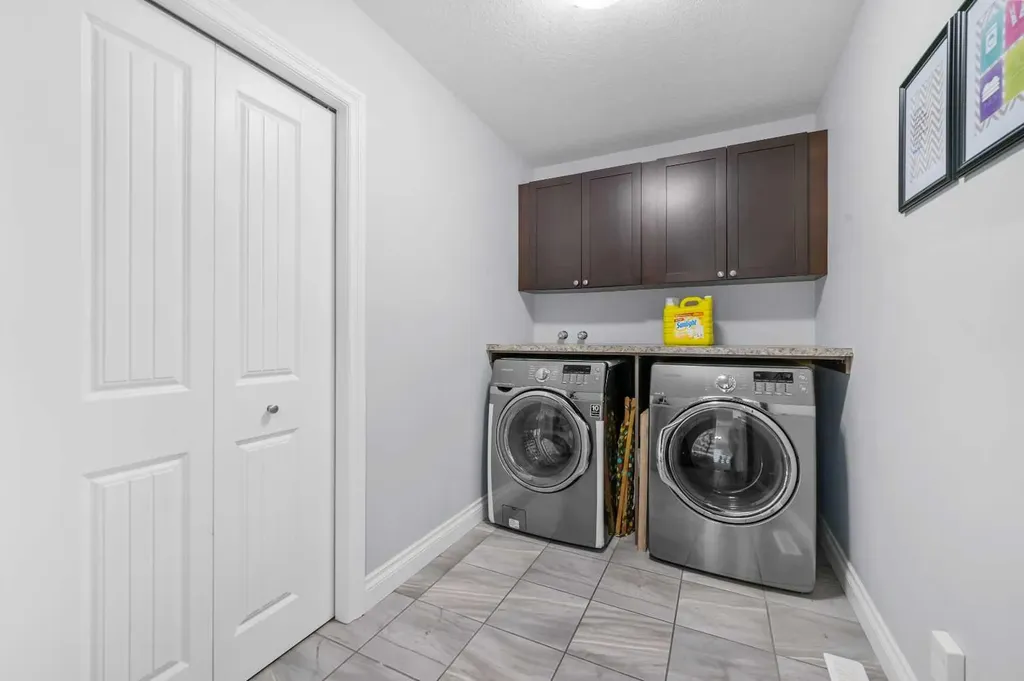 15 Sherwood Square NW Calgary AB T3R 0N7