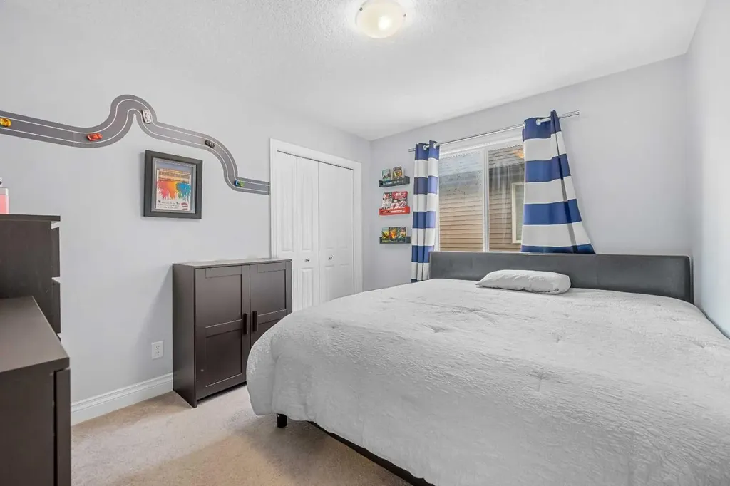 15 Sherwood Square NW Calgary AB T3R 0N7