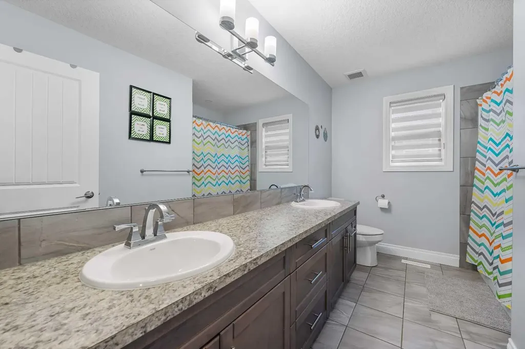 15 Sherwood Square NW Calgary AB T3R 0N7