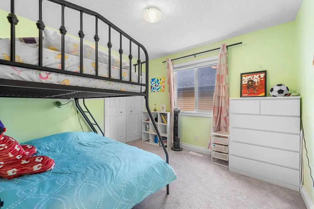 15 Sherwood Square NW Calgary AB T3R 0N7