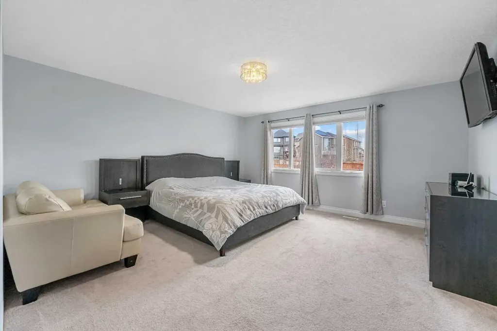 15 Sherwood Square NW Calgary AB T3R 0N7