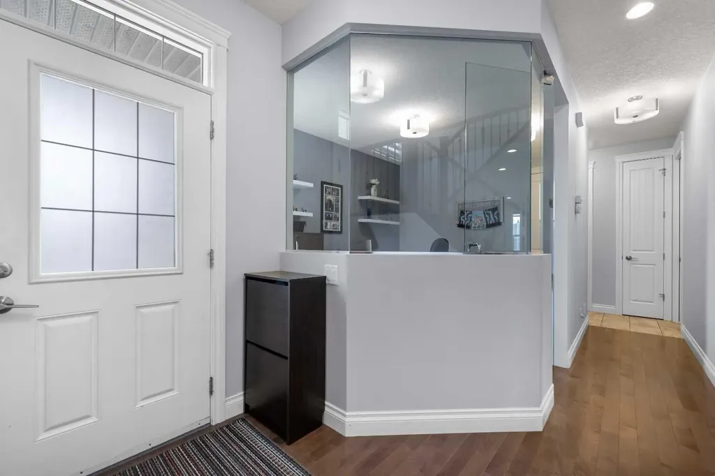 15 Sherwood Square NW Calgary AB T3R 0N7
