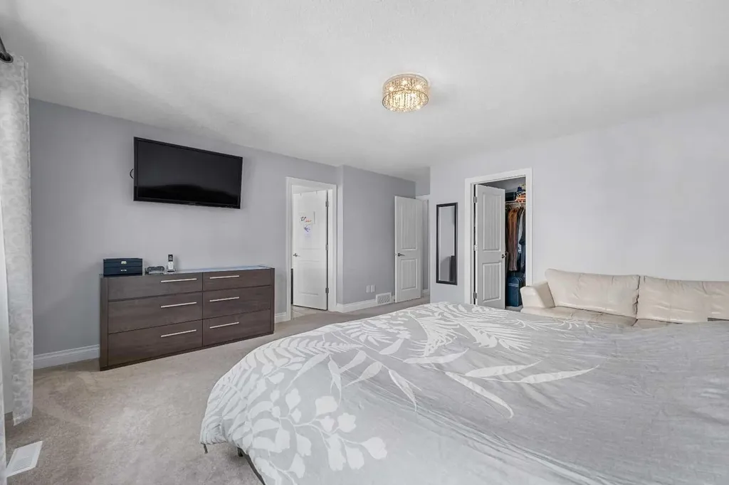15 Sherwood Square NW Calgary AB T3R 0N7