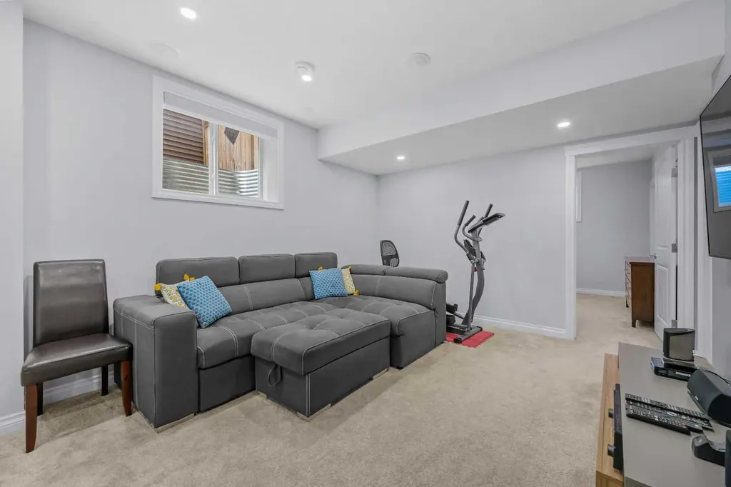15 Sherwood Square NW Calgary AB T3R 0N7